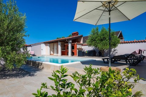 Grosszügiges Ferienhaus mit Privatpool & grossem Garten Grosszügiges Ferienhaus mit Privatpool & grossem Garten